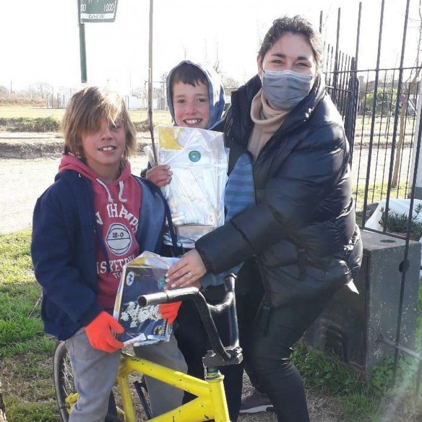 LOS NIÑOS Y NIÑAS DE TRES LOMAS YA DISFRUTAN DE LAS “VACACIONES CREATIVAS”