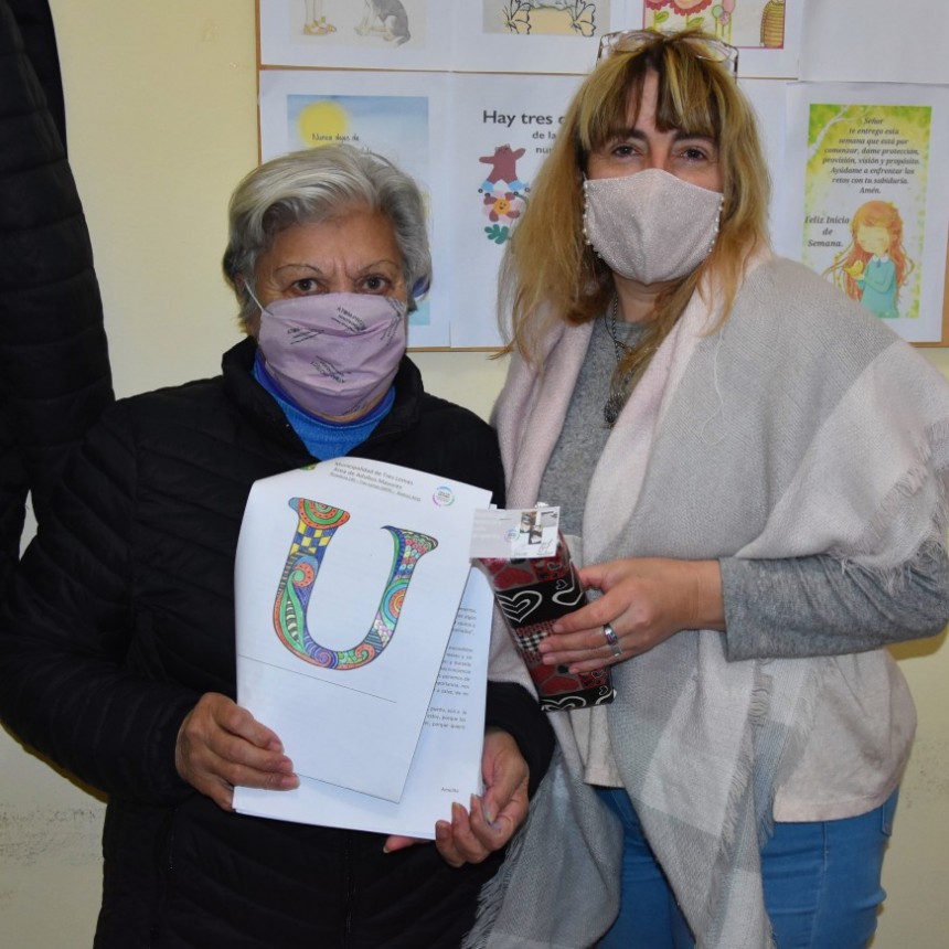 PREMIOS PARA LOS ADULTOS MAYORES QUE REALIZARON CARTILLAS