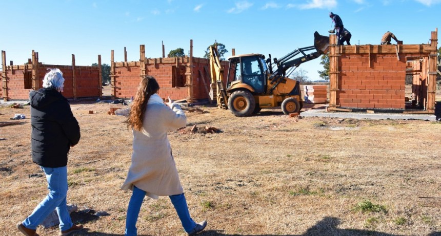 HISTÓRICA CONSTRUCCIÓN DE VIVIENDAS EN TRES LOMAS