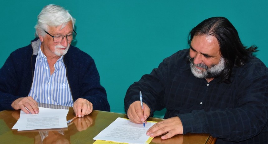 CARRERA FIRMÓ UN CONVENIO CON BARADEL PARA LA CONSTRUCCIÓN DE VIVIENDAS PARA DOCENTES