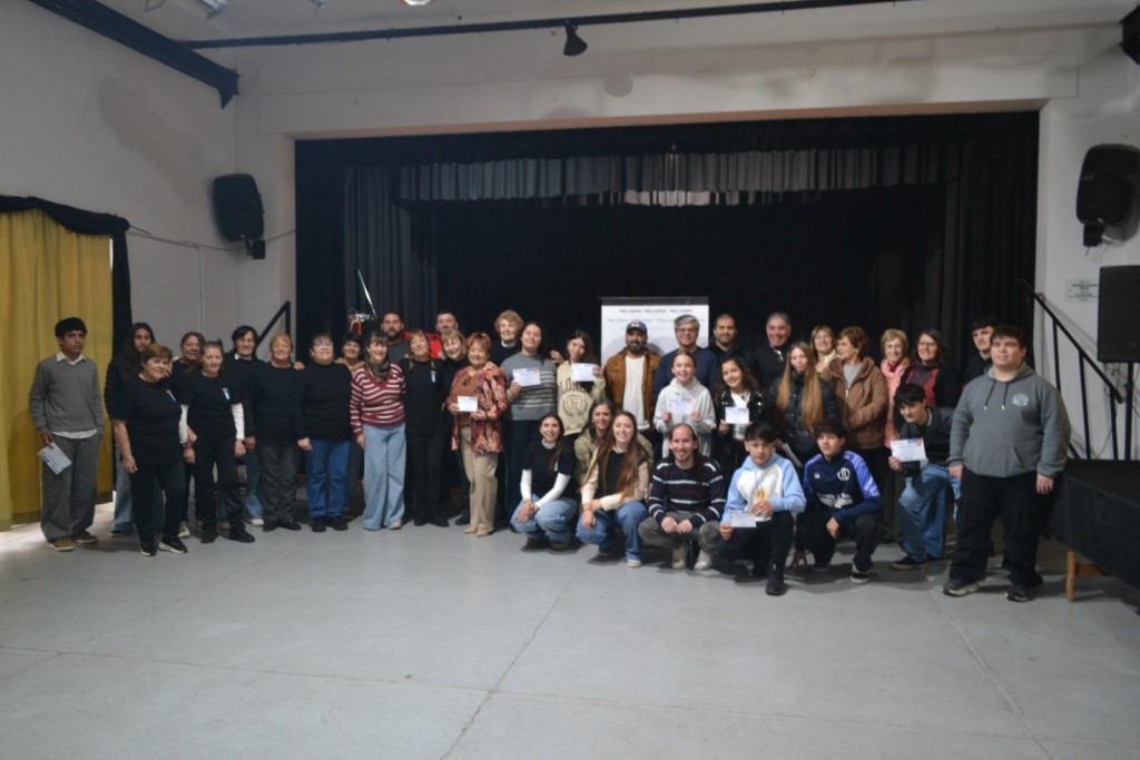 Se desarroll&oacute; la etapa distrital de Danza Folcl&oacute;rica, Solista Vocal y Literatura