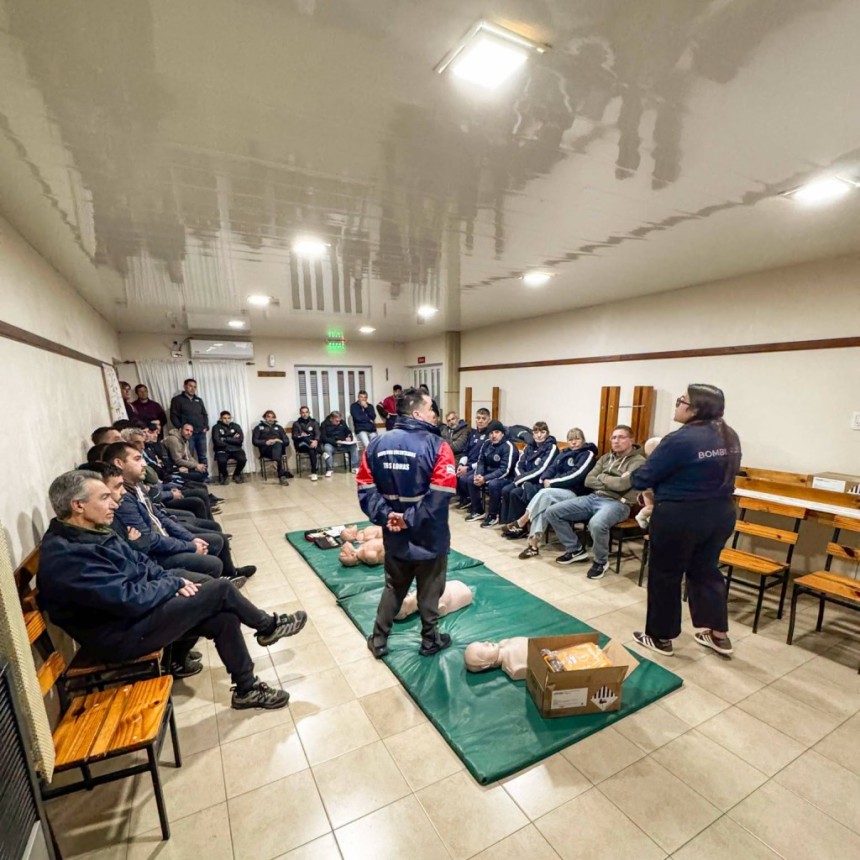 El municipio entreg&oacute; desfibriladores a los clubes