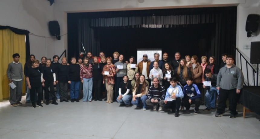 Se desarroll&oacute; la etapa distrital de Danza Folcl&oacute;rica, Solista Vocal y Literatura