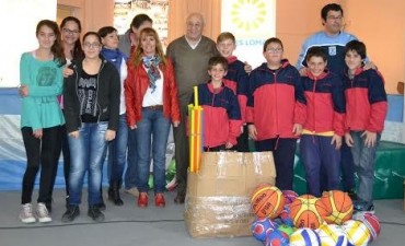 ENTREGARON 70000 PESOS EN MATERIALES DEPORTIVOS PARA 30 INSTITUCIONES