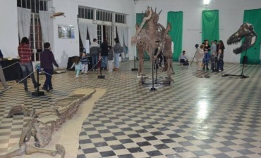 UNA PALEONTOLOGA LLEGO PARA OFRECER INFORMACION EN LA 'EXPO DINOSAURIOS'