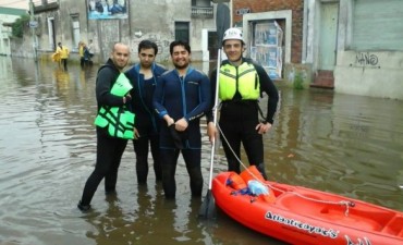 BOMBEROS LOCALES AYUDAN EN LUJAN