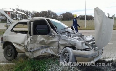 EL ACCIDENTE QUE PROTAGONIZARON LOS ARBITROS FUE EN EL CRUCE 'LAS CINCO HERMANAS'. IMPACTARON CONTRA UN CLIO DE TRES LOMAS.
