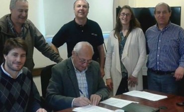 EL INTENDENTE Y FERRO EXPRESO FIRMARON EL CONVENIO PARA LA APERTURA DEL PASO A NIVEL