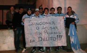 CON UNA BANDERA SIMPATIZANTES DE DEPORTIVO ARGENTINO RECLAMARON FRENTE A LA LIGA