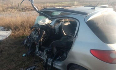 ACCIDENTE FATAL ENTRE LA PORTEÑA Y TRES LOMAS: CHOCARON DE FRENTE UN AUTO Y UN CAMION. FALLECIO UNA MUJER.