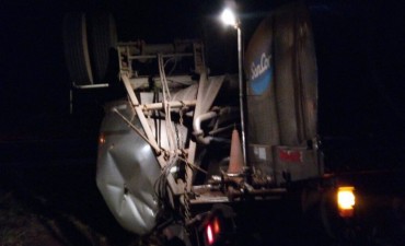 ACOPLADO LACTEO VOLCO CERCA DE 7 PRIMOS. LA LECHE SE DERRAMO SOBRE LA RUTA.