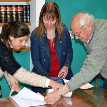 CONTINÚA LA ENTREGA DE ESCRITURAS