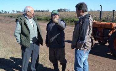 EL INTENDENTE RECORRIO CAMINOS RURALES DE LA COLONIA 17 Y CONSTATO PERSONALMENTE LA PROBLEMATICA