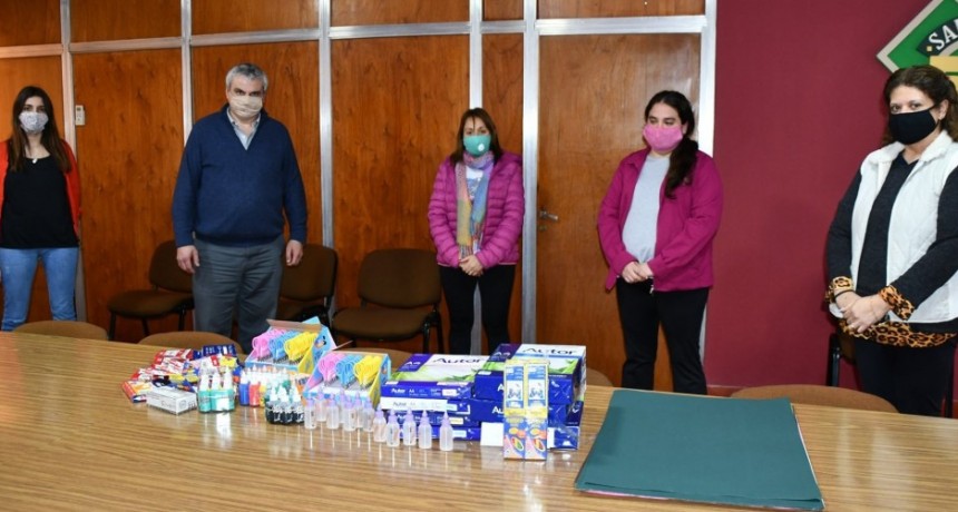 ENTREGA DE MATERIAL ESCOLAR A LAS INSTITUCIONES DE EDUCACION INICIAL 