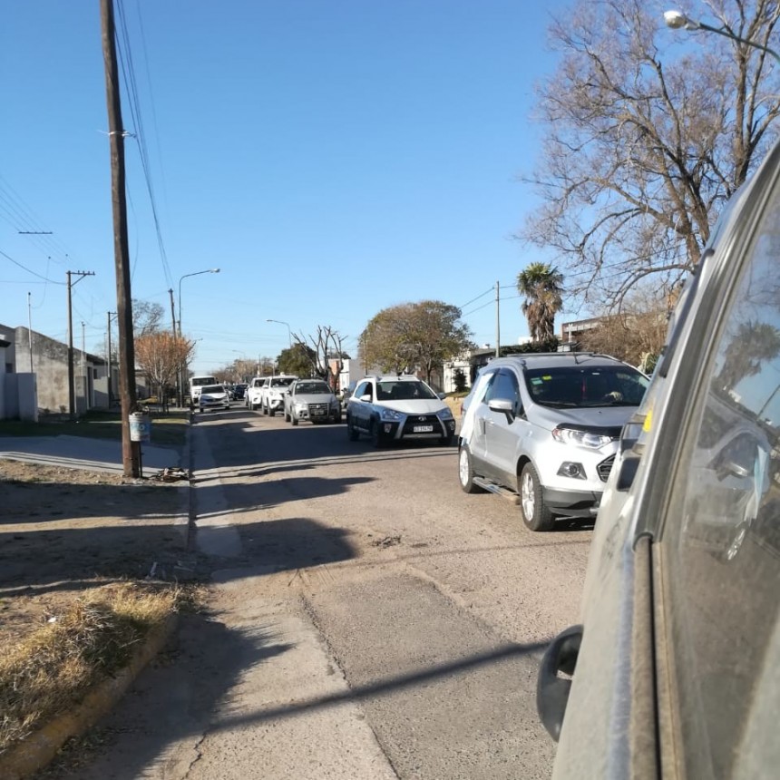 VECINOS AUTOCONVOCADOS MANIFESTARON EN LA PLAZA PRINCIPAL Y REALIZARON UNA CARAVANA POR TRES LOMAS
