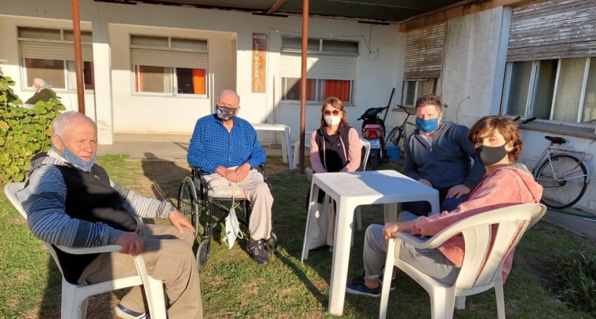 LOS ADULTOS MAYORES DE LOS HOGARES MUNICIPALES CONTINÚAN EN MOVIMIENTO