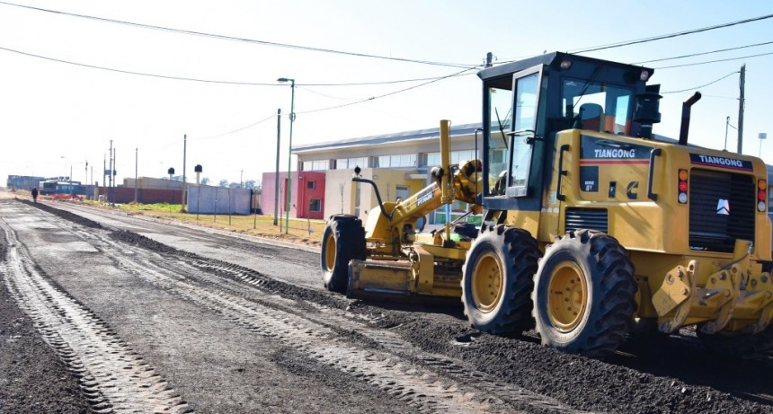 CONTINÚA LA OBRA DE ASFALTADO EN LAS CALLES DEL BARRIO “YANI”