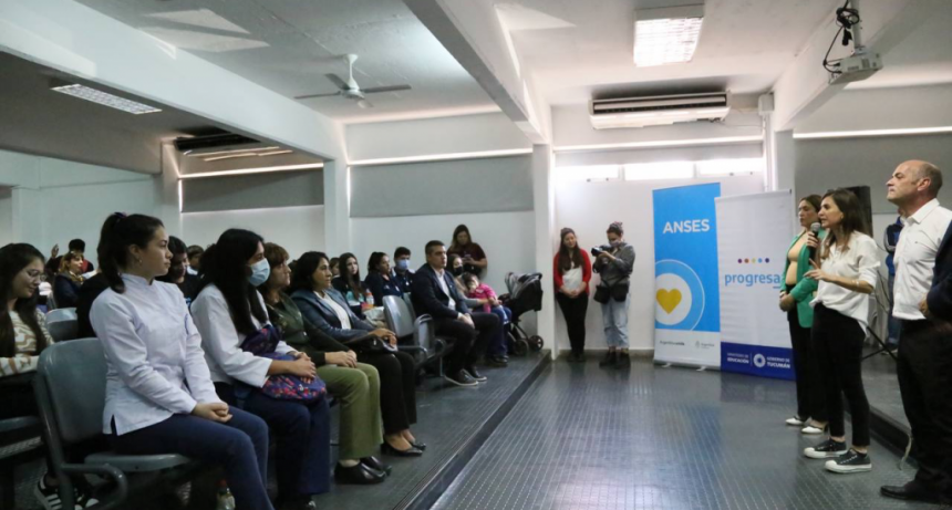 RAVERTA SE REUNIÓ CON MÁS DE 120 ESTUDIANTES SECUNDARIOS Y DE FORMACIÓN SUPERIOR