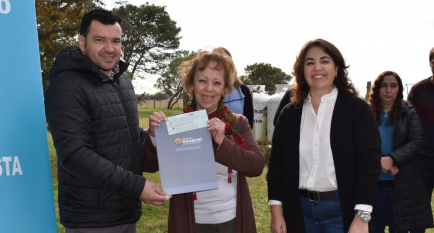 SE FIRMÓ EL CONTRATO DE LA OBRA QUE LLEVARÁ ENERGÍA ELÉCTRICA A LA ESCUELA N° 6 Y EL JIRIMM N° 10 DEL PARAJE 