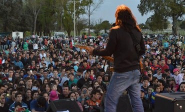 UNA MULTITUD FESTEJO LA LLEGADA DE LA PRIMAVERA Y VIBRO CON LA 'MANCHA DE ROLANDO'
