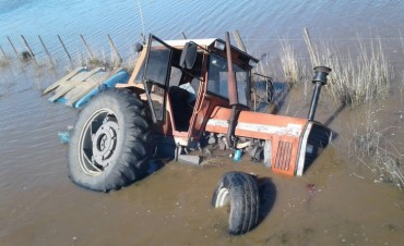 UN PRODUCTOR TAMBERO VOLCO CON SU TRACTOR CUANDO INTENTABA SACAR LA PRODUCCION
