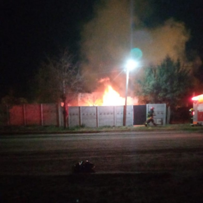SE INCENDIO UNA VIVIENDA. LOS DAÑOS FUERON TOTALES