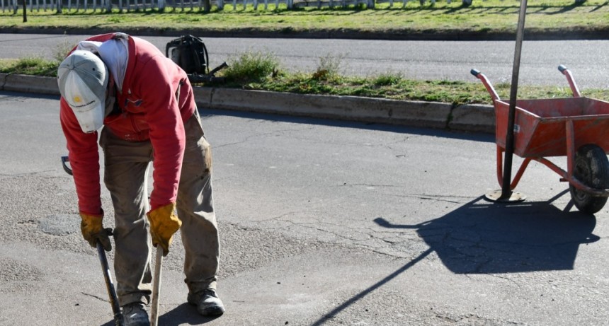 CONTINÚAN LOS TRABAJOS DE BACHEO