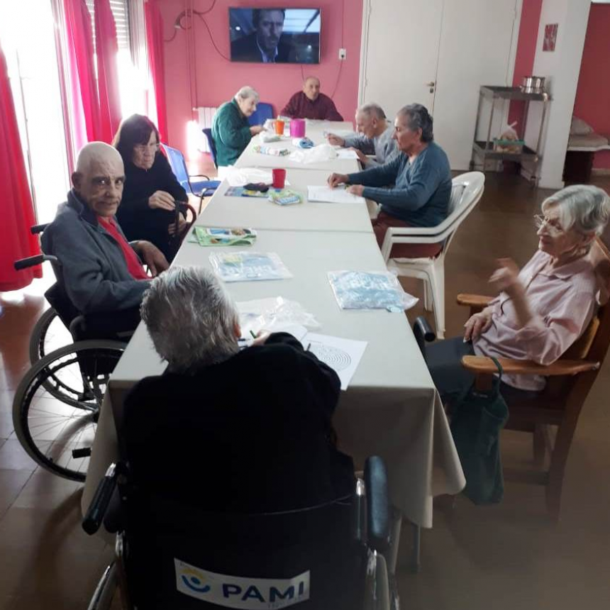 LOS ADULTOS MAYORES DEL ASILO MUNICIPAL DISFRUTAN DEL MATERIAL DEL PROGRAMA “TIEMPO DE CREAR”