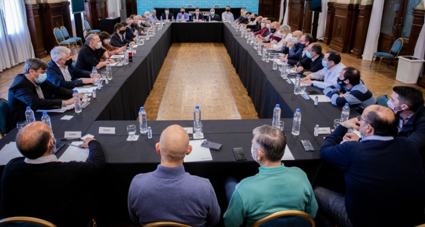 AXEL KICILLOF SE REUNIO CON INTENDENTES. ESTUVO PRESENTE ROBERTO ALVAREZ.