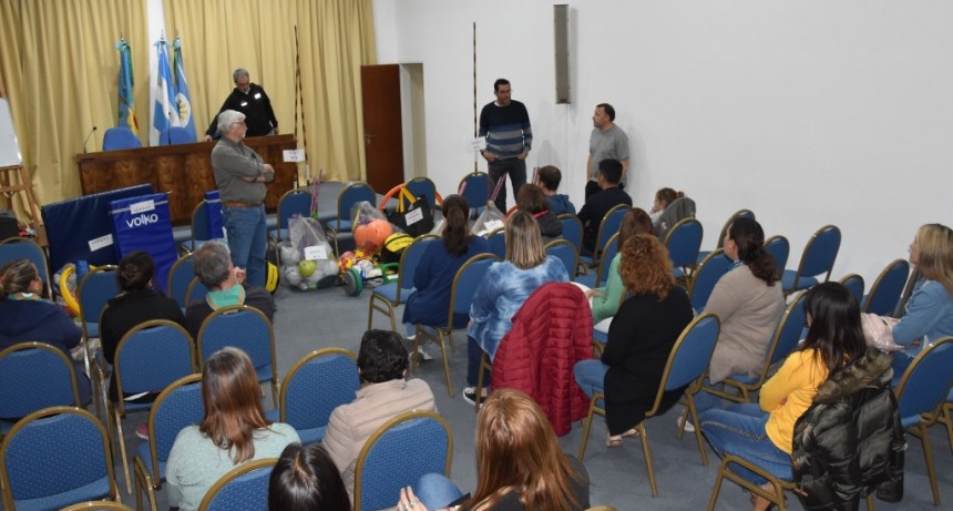 CONTINÚA LA ENTREGA DE MATERIALES DEPORTIVOS