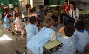 MEDICOS COMUNITARIOS BRINDO CHARLAS SOBRE ALIMENTOS EN LOS JARDINES