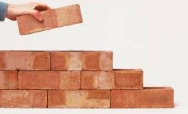 COMIENZAN A CONSTRUIR SEIS VIVIENDAS PARA EMPLEADOS MUNICIPALES