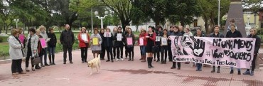 UN GRUPO DE MUJERES SE AUTOCONVOCO EN LA PLAZA PUBLICA