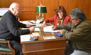 EL MUNICIPIO FIRMO UN CONTRATO PARA REPARAR CUADRAS DE ASFALTO