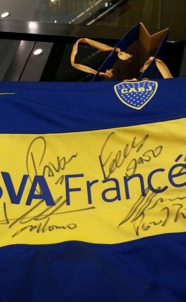 BOCA LLEGA A TRES LOMAS. LOS JUGADORES DE PRIMERA DIVISION ENVIAN UNA CAMISETA FIRMADA PARA SORTEAR ENTRE LOS ASISTENTES A LA CENA.