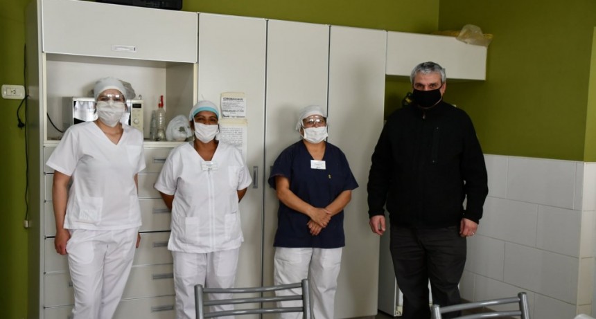 EL INTENDENTE SE ACERCÓ A SALUDAR A LAS MUCAMAS HOSPITALARIAS EN SU DÍA