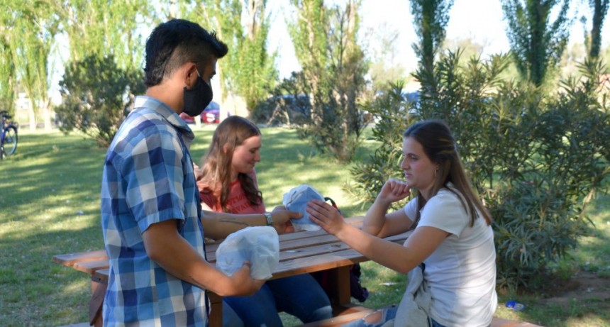FERIADO A PLENO SOL EN EL PARQUE MUNICIPAL CON ACTIVIDAD DE PROMOTORES DE SALUD Y PROFESIONALES DEL HOSPITAL