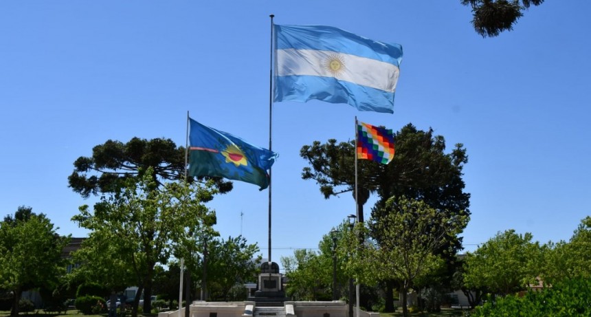 POR EL DÍA DEL RESPETO A LA DIVERSIDAD, FLAMEÓ LA BANDERA WHIPALA EN LA PLAZA Y SE ILUMINÓ EL MUNICIPIO