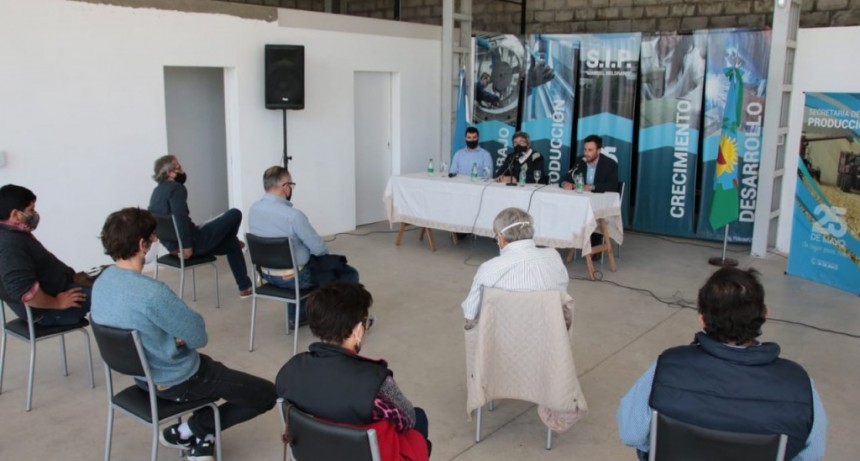EL MINISTRO RODRÍGUEZ PRESENTÓ LA CAMPAÑA DE PREVENCIÓN DE ENFERMEDADES DE TRANSMISIÓN SEXUAL EN BOVINOS ANTE PRODUCTORES DE 25 DE MAYO