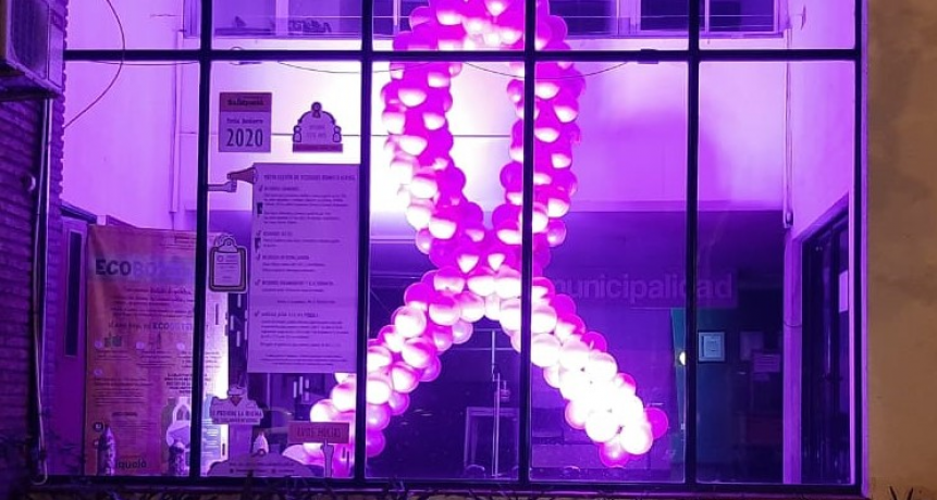 EL PALACIO MUNICIPAL, EL HOSPITAL Y LA SALA DE QUENUMÁ, SE ILUMINAN DE ROSA POR EL MES DE SENSIBILIZACIÓN SOBRE EL CÁNCER DE MAMA