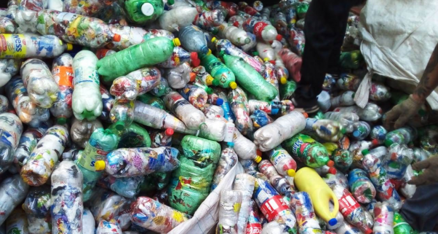 FUE DESPACHADO EL PRIMER CARGAMENTO DE “ECOBOTELLAS” RECOLECTADAS EN NUESTRO DISTRITO