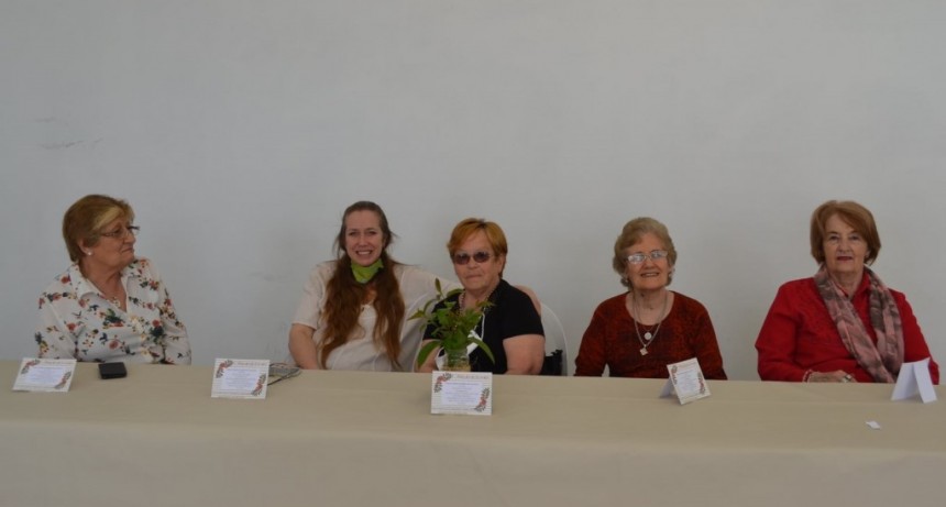 HOMENAJE A LAS MADRES EN EL CENTRO DE JUBILADOS