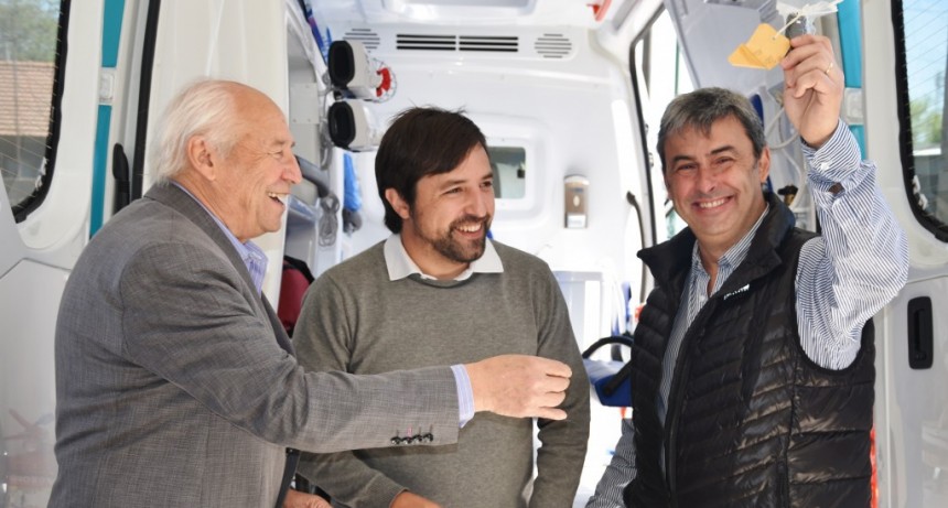 EL MINISTRO DE SALUD PROVINCIAL VISITÓ TRES LOMAS Y ENTREGÓ UNA NUEVA AMBULANCIA DE ALTA COMPLEJIDAD