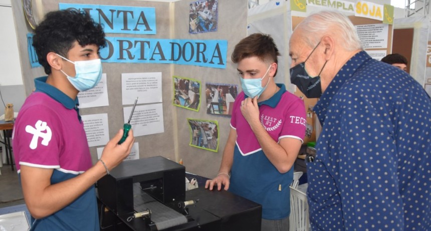 SE LLEVO A CABO LA FERIA DE CIENCIA EN TRES LOMAS