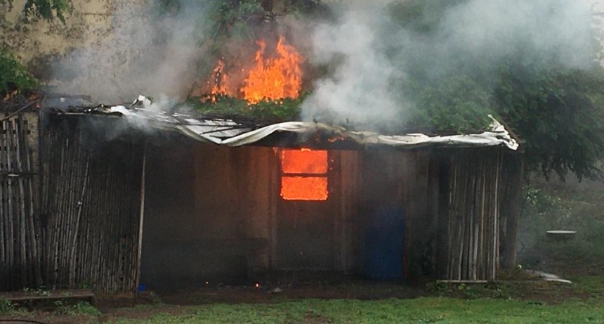 SE INCENDIO UNA VIVIENDA. LOS BOMBEROS RESCATARON A UNA PERSONA