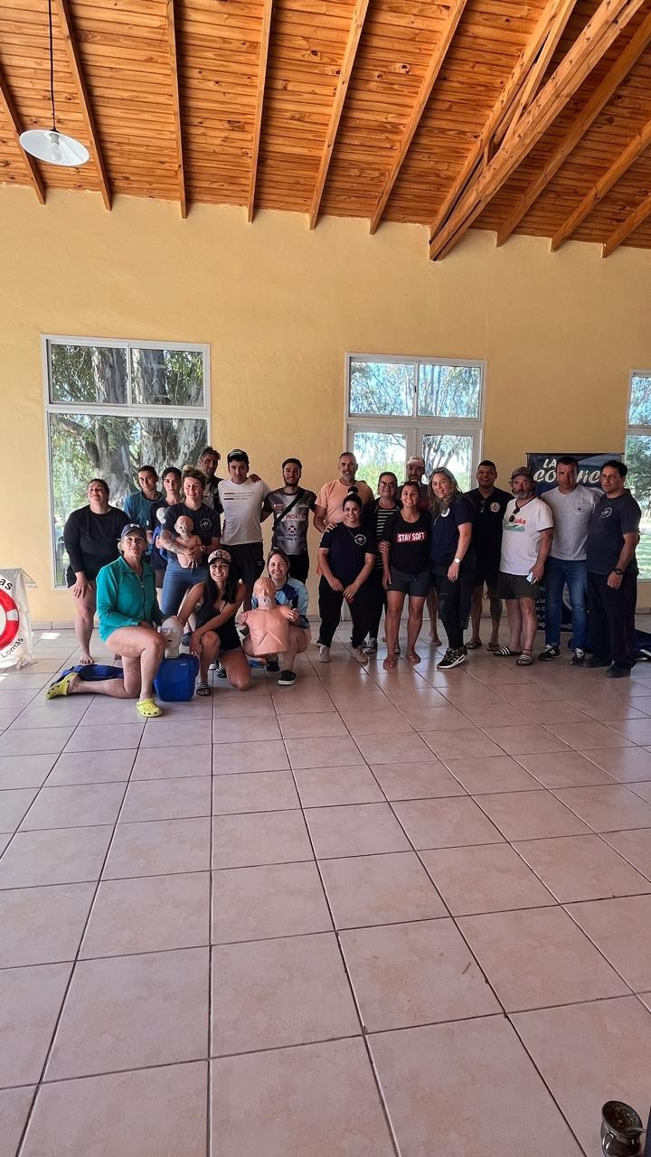 PRÁCTICAS DE ALUMNOS Y ALUMNAS DE LA ESCUELA DE GUARDAVIDAS DE TRES LOMAS EN COCHICÓ 