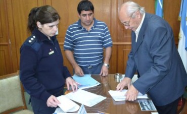 ENTREGARON UN SUBSIDIO PARA LA POLICIA