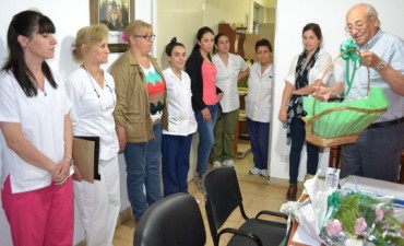 EL INTENDENTE ENTREGÓ PRESENTES AL PERSONAL DE ENFERMERÍA