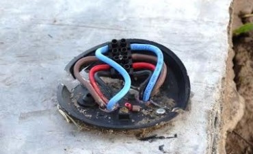 VÁNDALOS ROMPIERON Y ROBARON LUCES EN EL ACCESO