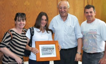 EL INTENDENTE ENTREGO UN RECONOCIMIENTO A IARA PEREZ